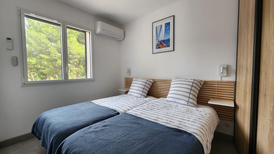 Bedroom, air conditioner