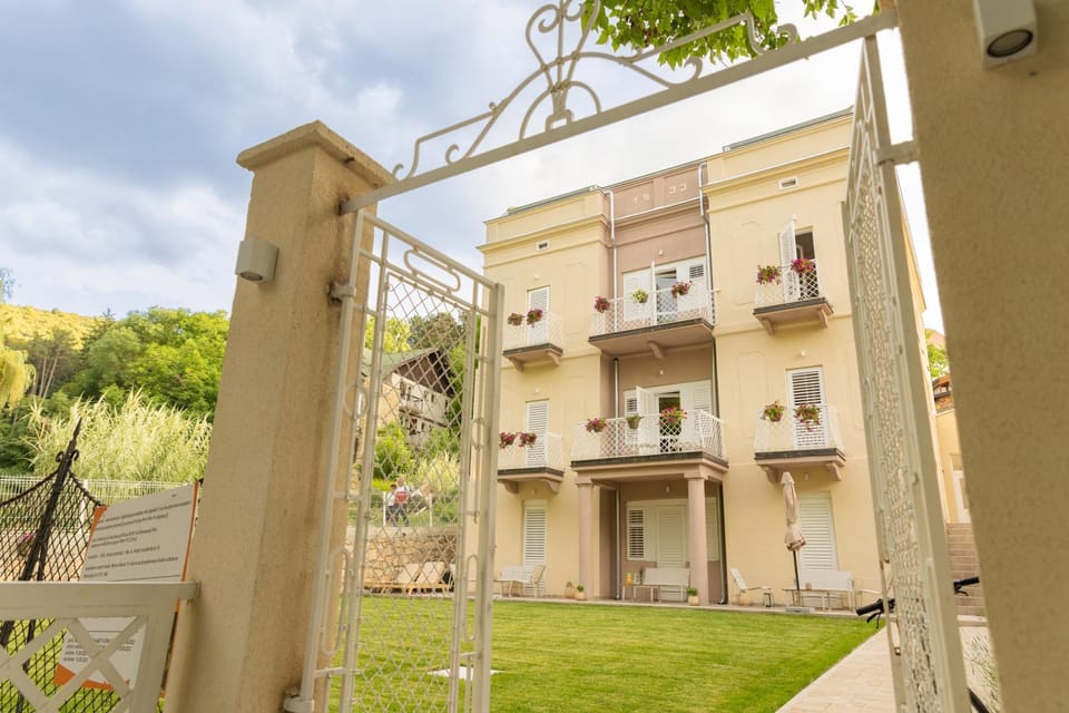 Property building, Day, Garden, Balcony/Terrace, Garden view