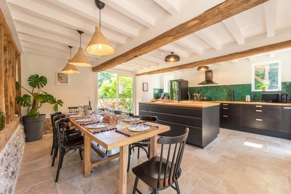 Kitchen or kitchenette, Dining area