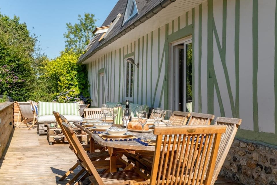 Property building, Patio, Spring, Day, Balcony/Terrace, Dining area