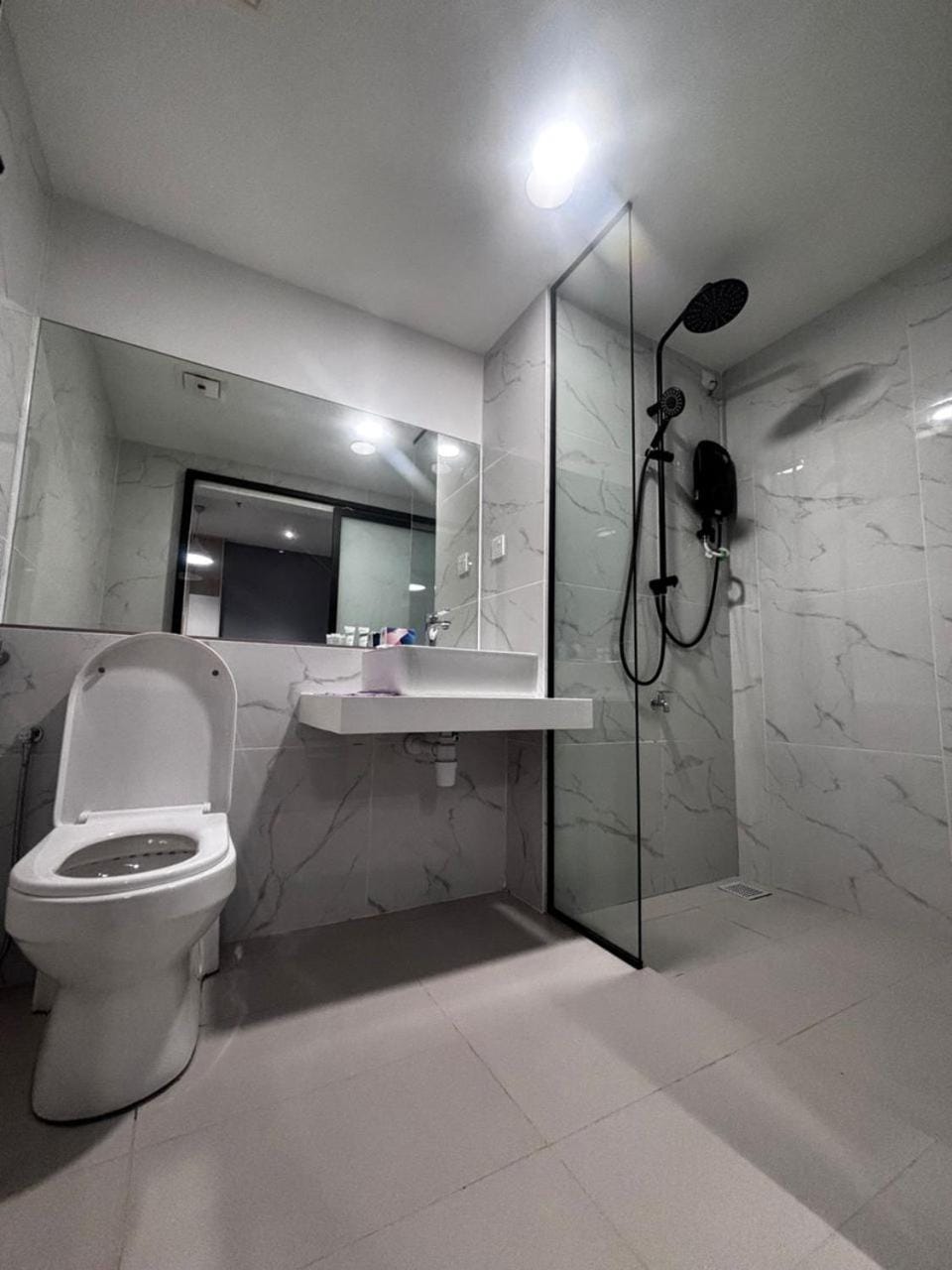VETRO 11 beside QEH1 DELUXE STUDIO 4-5PAX ROOM by GC Apartment in Kota Kinabalu