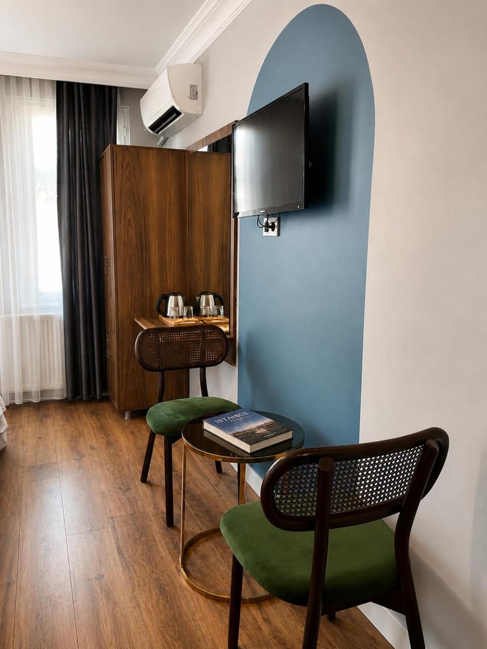 TV and multimedia, Coffee/tea facilities, Seating area, Dining area, air conditioner