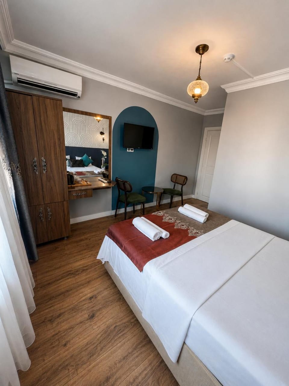 Bed, Photo of the whole room, towels, wardrobe, air conditioner
