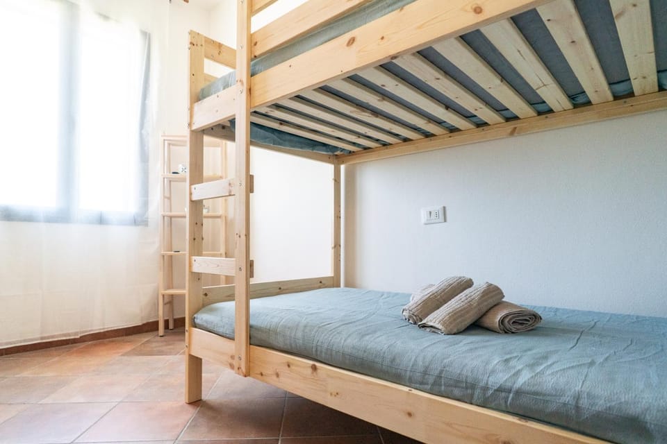 Bed, Photo of the whole room, Bedroom, bunk bed, towels