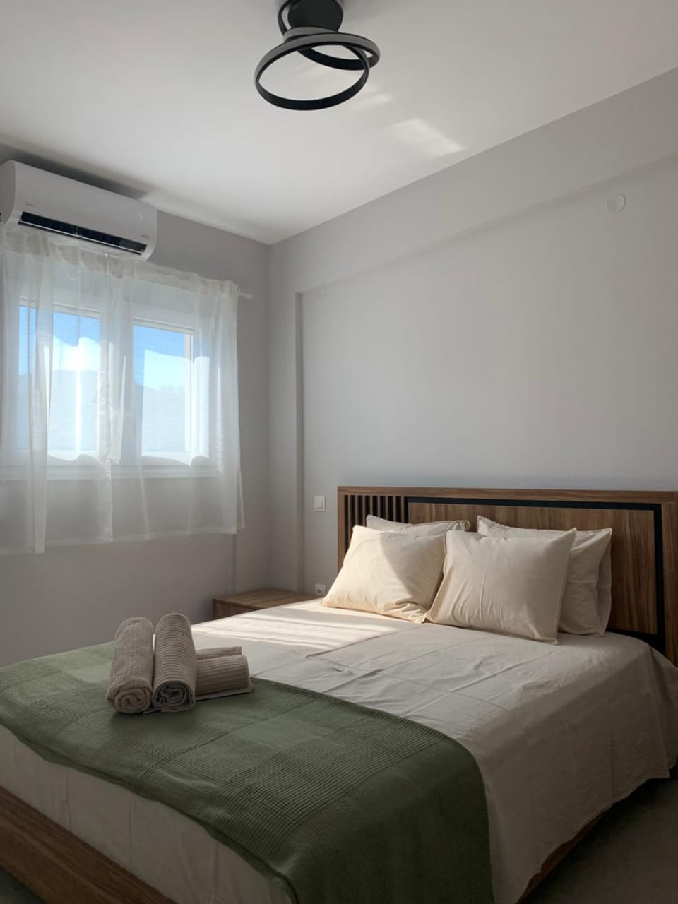 Bed, Bedroom, towels