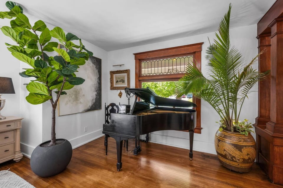 View (from property/room), Living room, Decorative detail