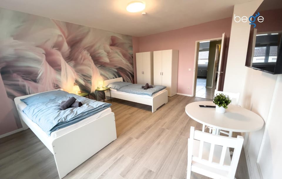 Bed, TV and multimedia, Photo of the whole room, Bedroom