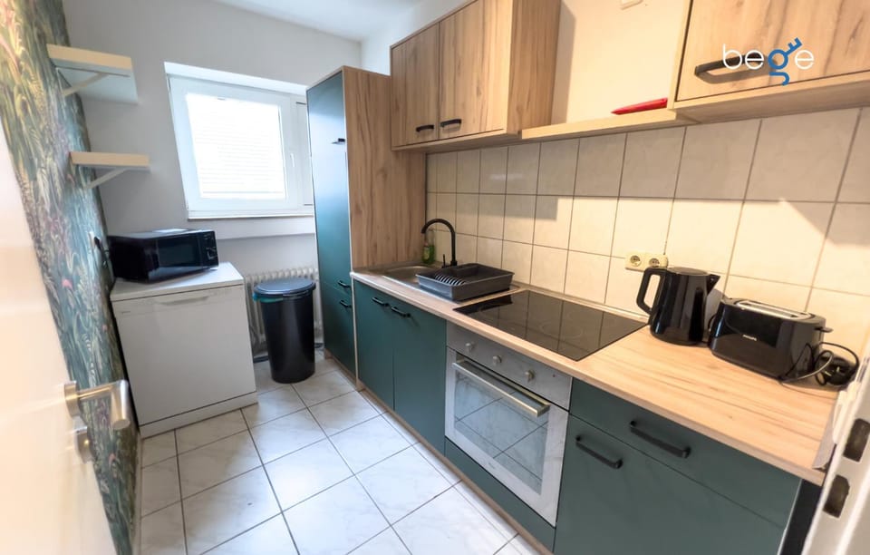 Coffee/tea facilities, Kitchen or kitchenette, dishwasher, stove, toaster
