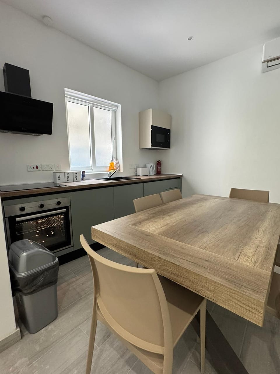 TV and multimedia, Kitchen or kitchenette, Living room, Seating area, Dining area, oven, stove