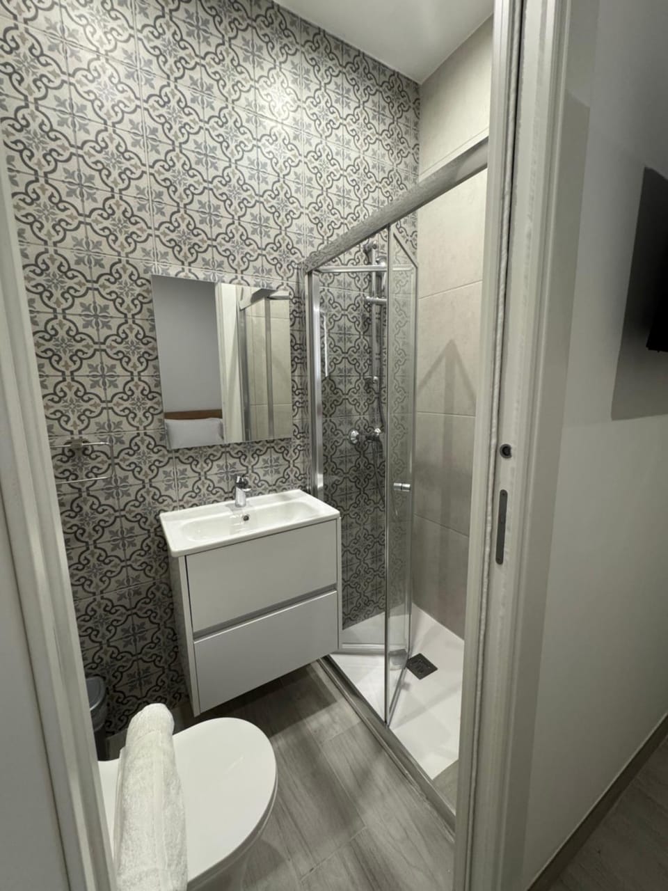 Shower, Toilet, Bathroom, towels