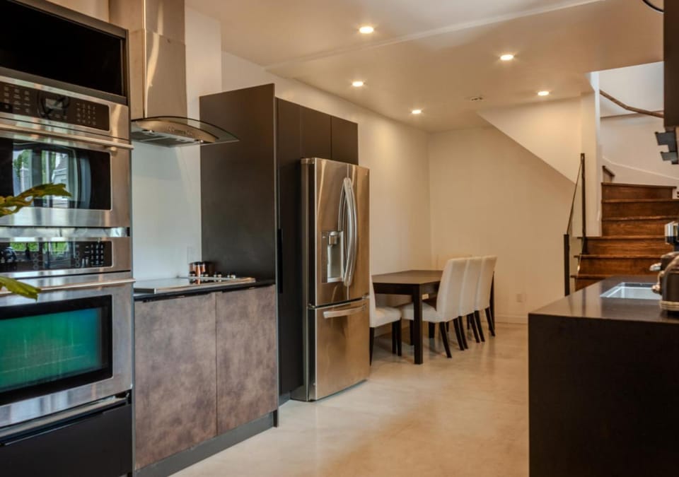 Kitchen or kitchenette, oven, stove