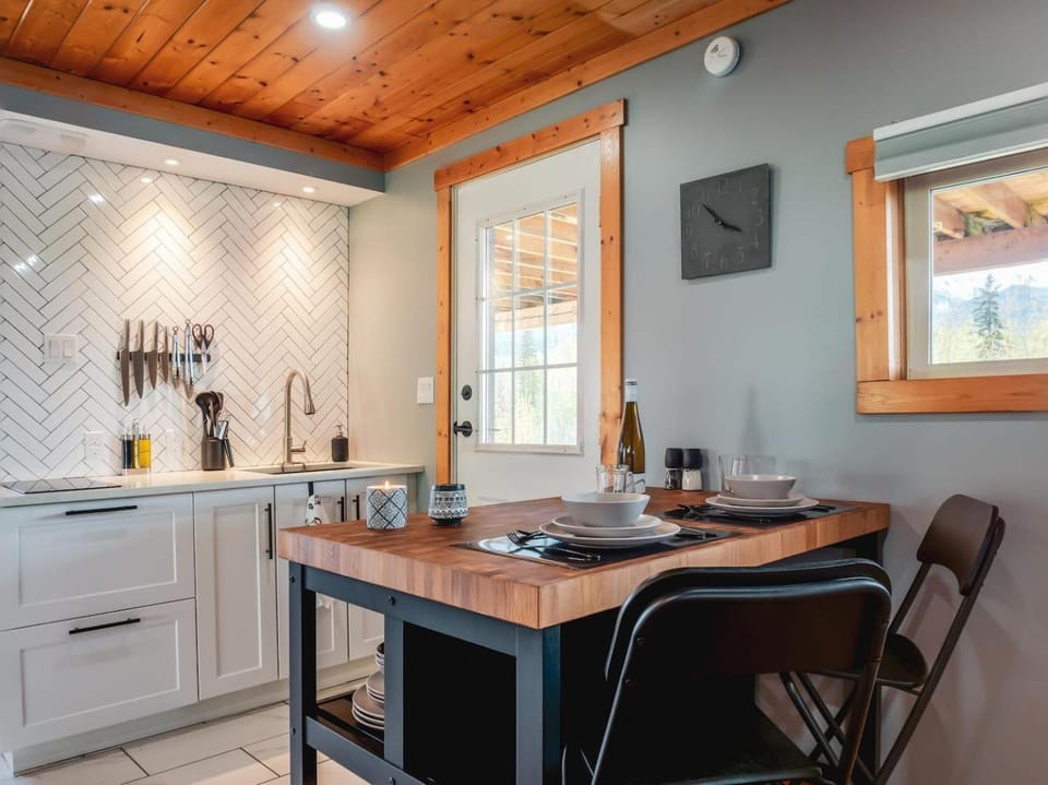 Hot Tub Nights & Mountain Mornings PÜR House in Columbia-Shuswap A