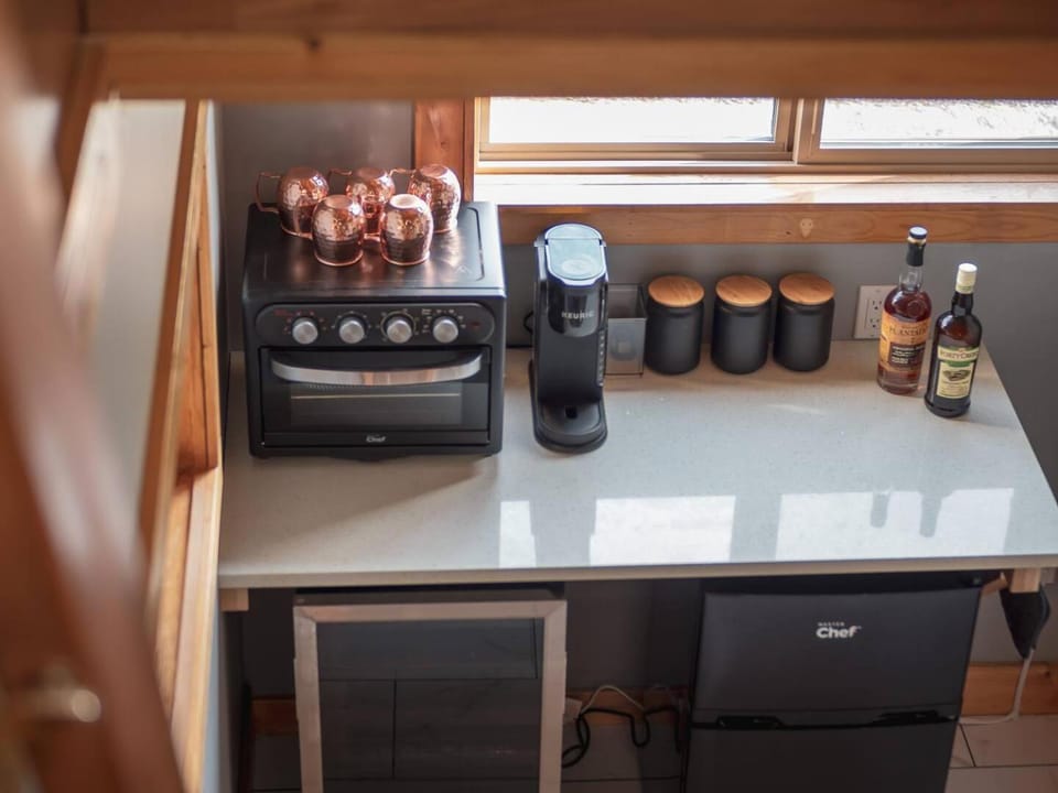 Hot Tub Nights & Mountain Mornings PÜR House in Columbia-Shuswap A