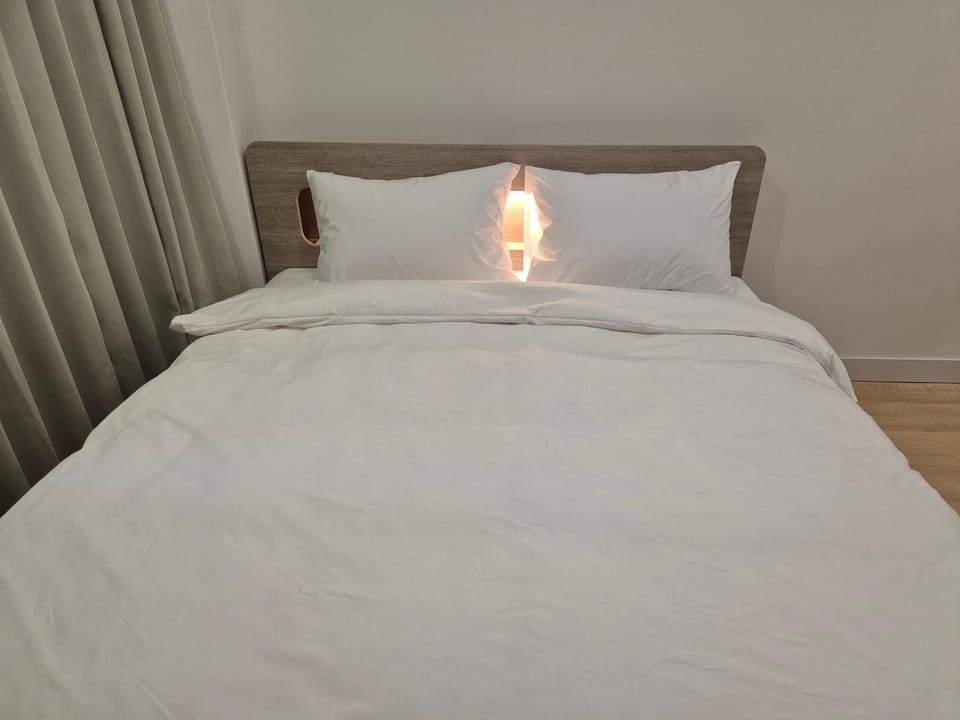 Property building, Bed, Photo of the whole room