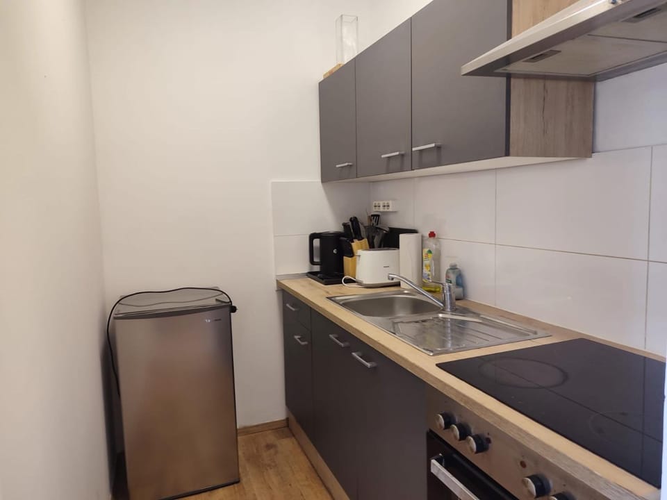 Coffee/tea facilities, Kitchen or kitchenette, oven, stove, toaster
