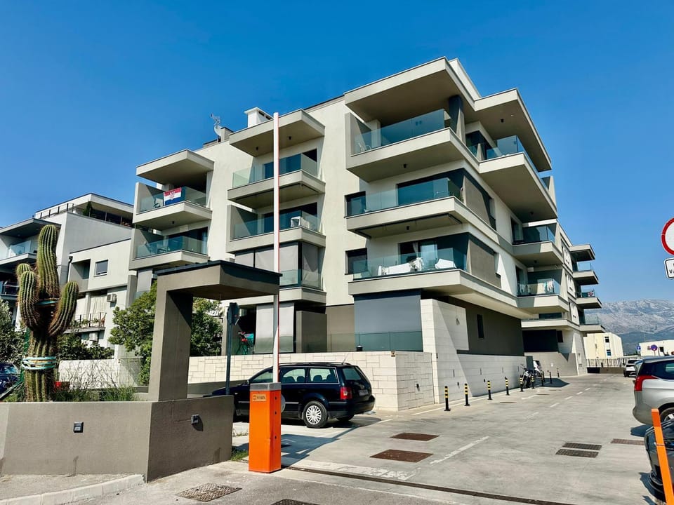 Property building, Neighbourhood, Location