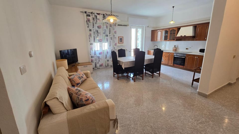 TV and multimedia, Living room, Seating area, Dining area, oven