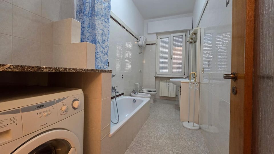 Bathroom, Bath, washing machine