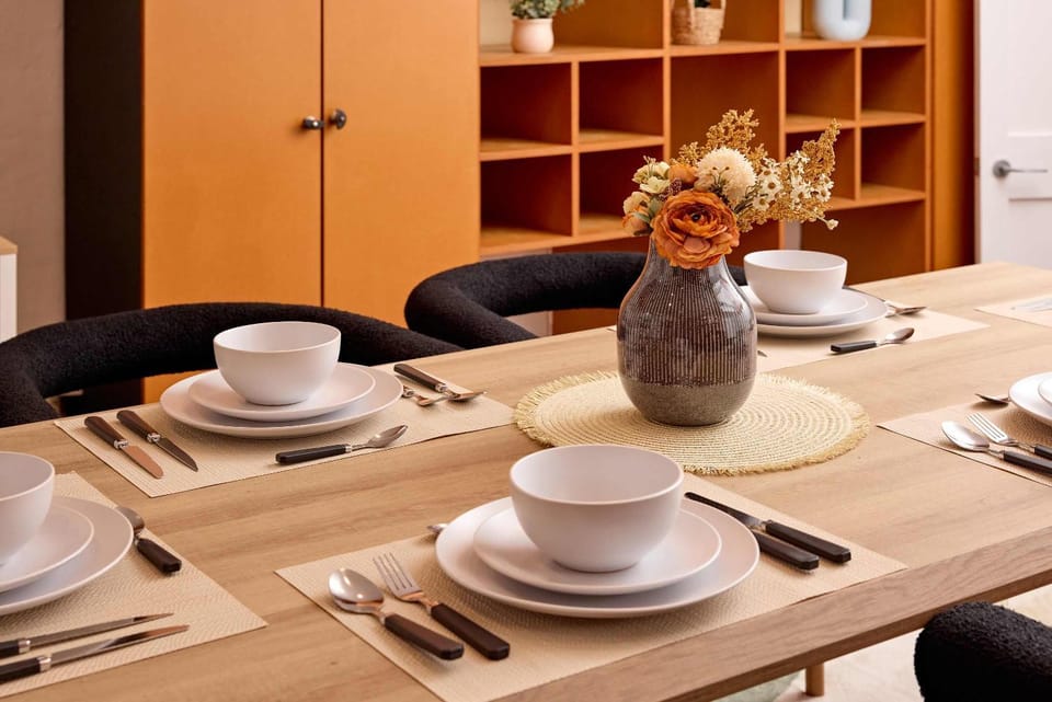 Seating area, Dining area, Food