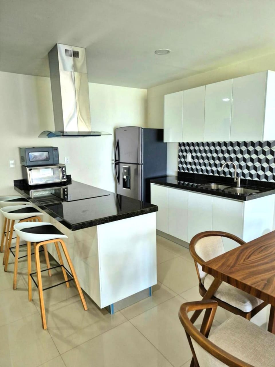 Kitchen or kitchenette, Dining area, minibar, oven, stove
