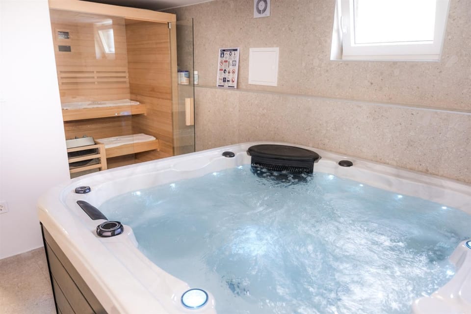 Hot Tub, Sauna, Bathroom