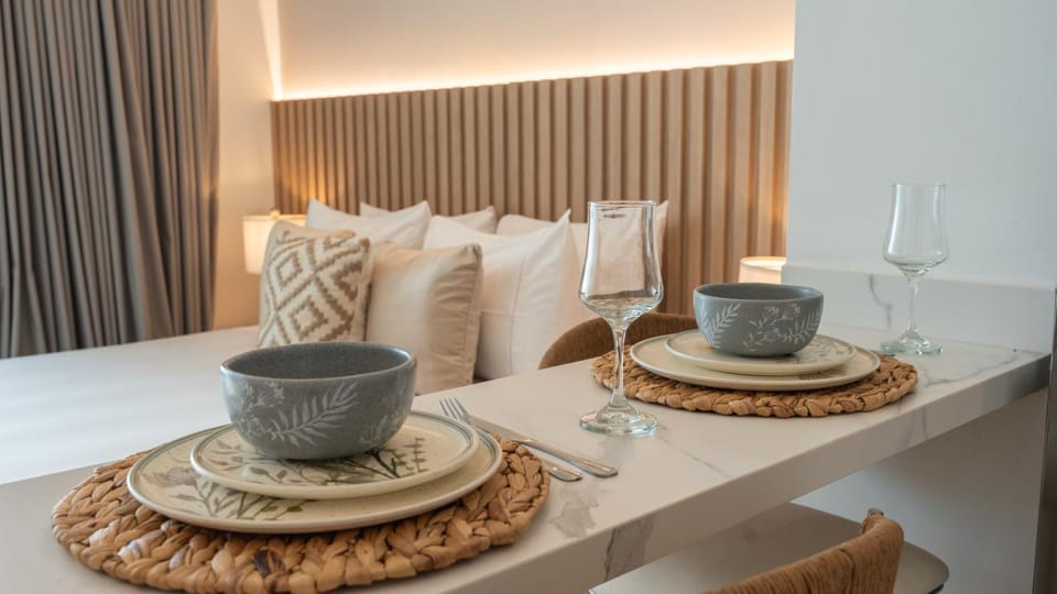 Bed, Dining area, Bedroom