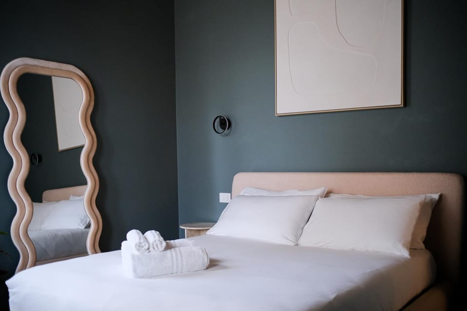 Bed, Photo of the whole room, Bedroom, towels