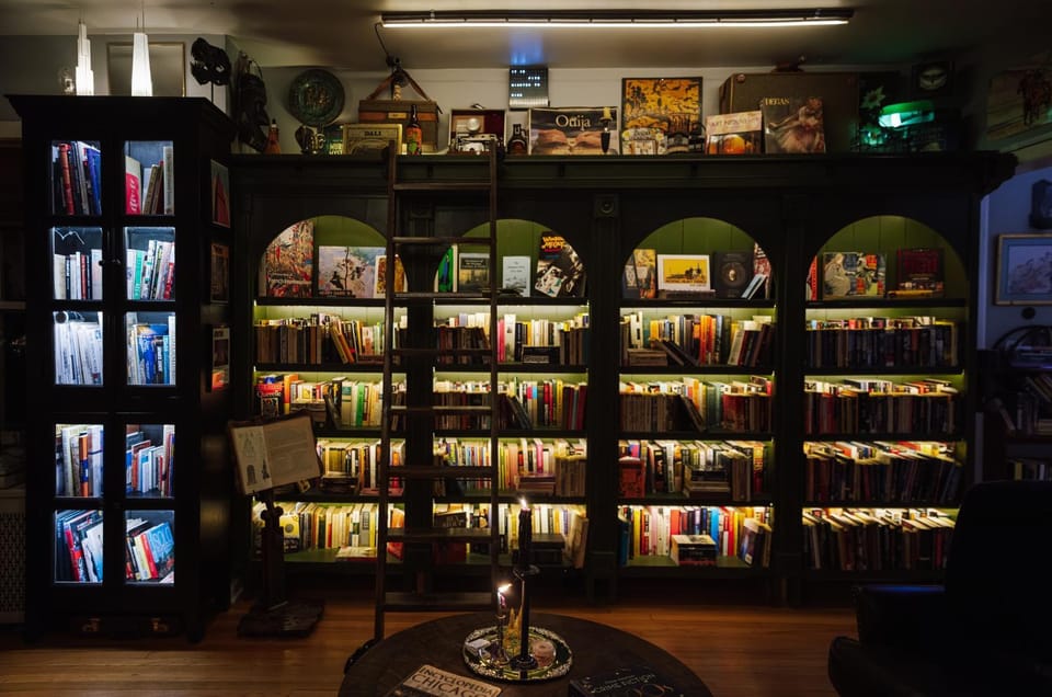 Tranquil Library 2brm 1bath private eclectic apt at Solar Lodge Apartment in Chicago