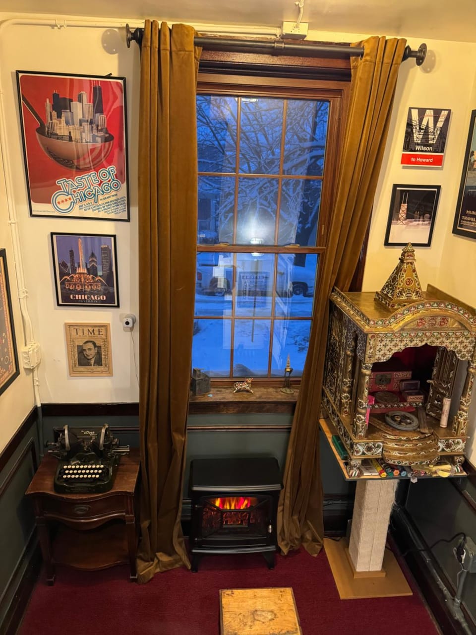 Tranquil Library 2brm 1bath private eclectic apt at Solar Lodge Apartment in Chicago