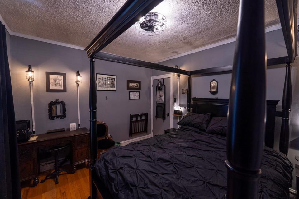 Tranquil Library 2brm 1bath private eclectic apt at Solar Lodge Apartment in Chicago