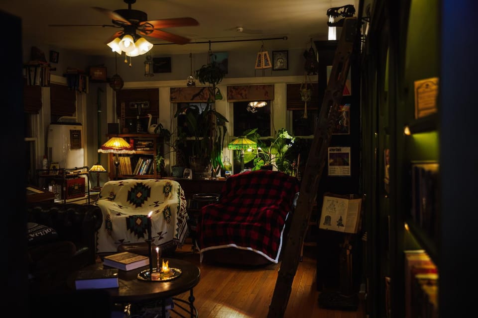 Tranquil Library 2brm 1bath private eclectic apt at Solar Lodge Apartment in Chicago