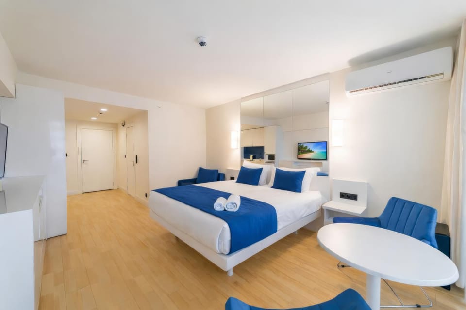 Communal lounge/ TV room, Bed, TV and multimedia, Living room, Photo of the whole room, Seating area, Evening entertainment, Bedroom, fireplace, towels, air conditioner