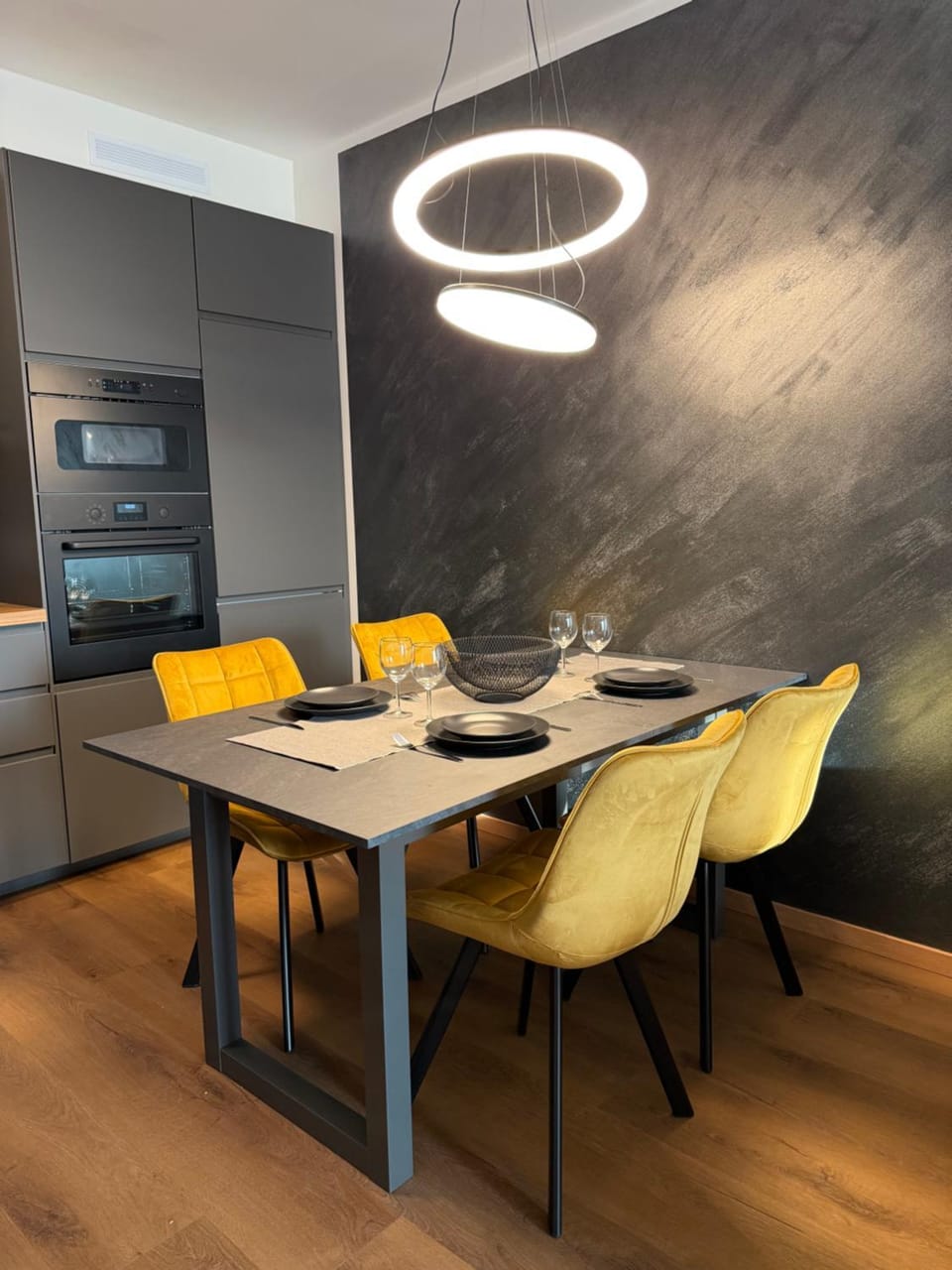 Kitchen or kitchenette, Living room, Seating area, Dining area