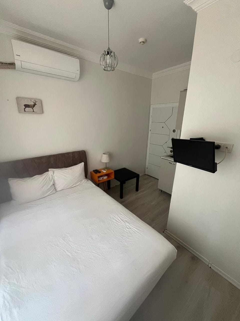 Bed, Seating area, Bedroom, air conditioner