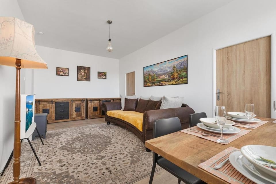 4 Rooms for 5, 2 Balconies, Wi-fi 15 Min Centre Apartment in Bratislava