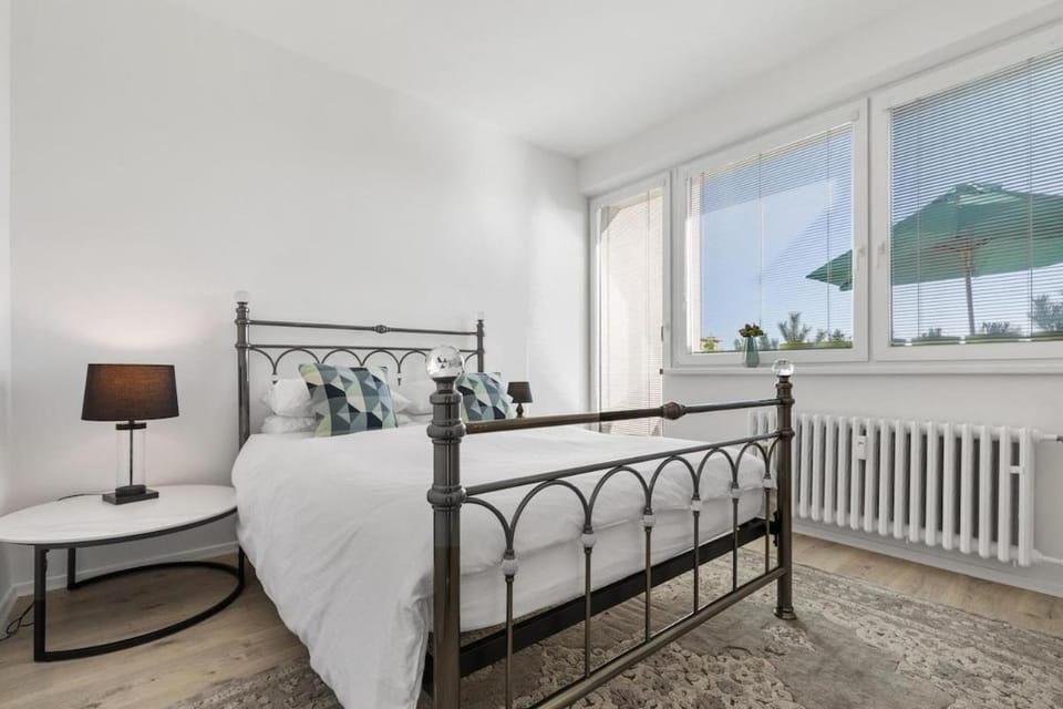 4 Rooms for 5, 2 Balconies, Wi-fi 15 Min Centre Apartment in Bratislava