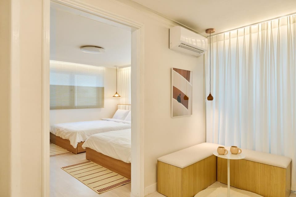 Photo of the whole room, air conditioner