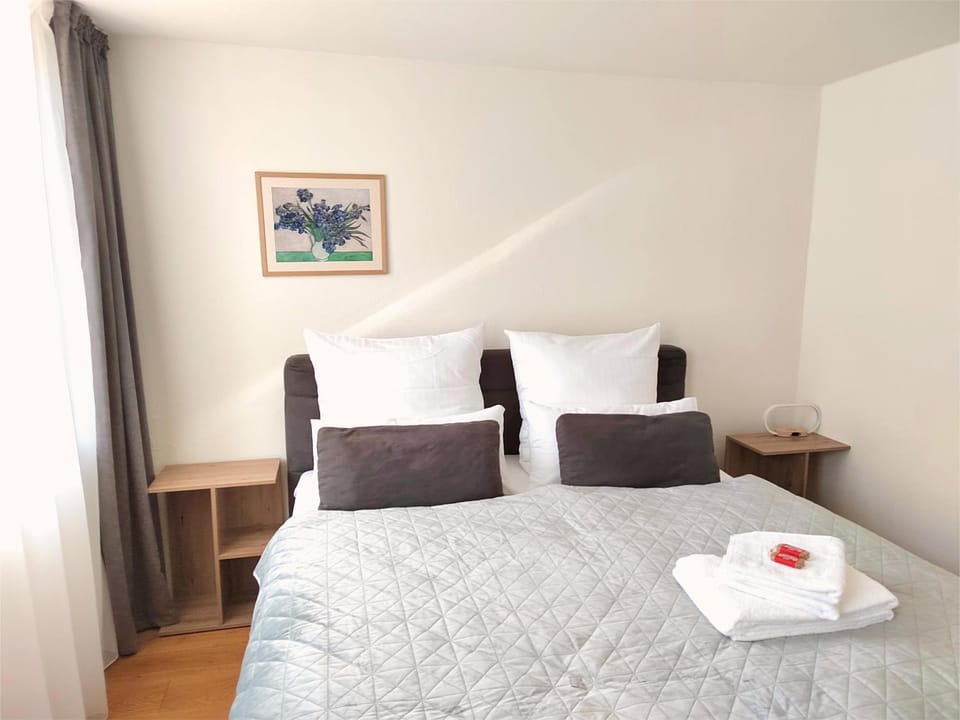 Bedroom, towels