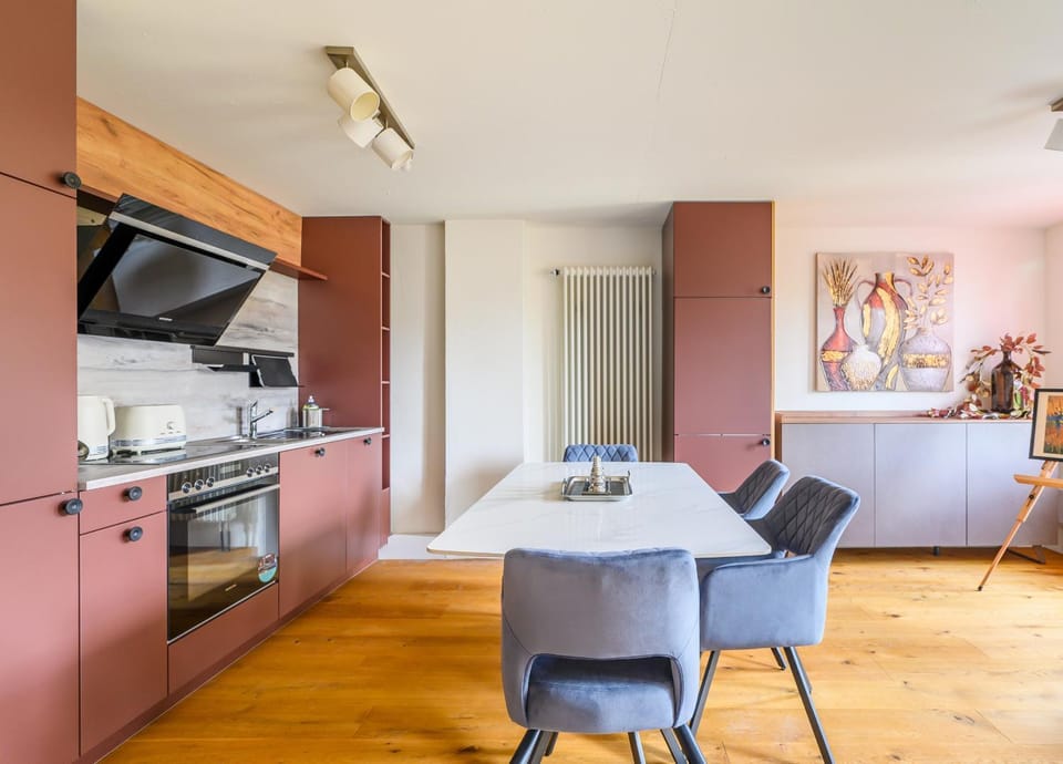 Kitchen or kitchenette, Seating area, oven