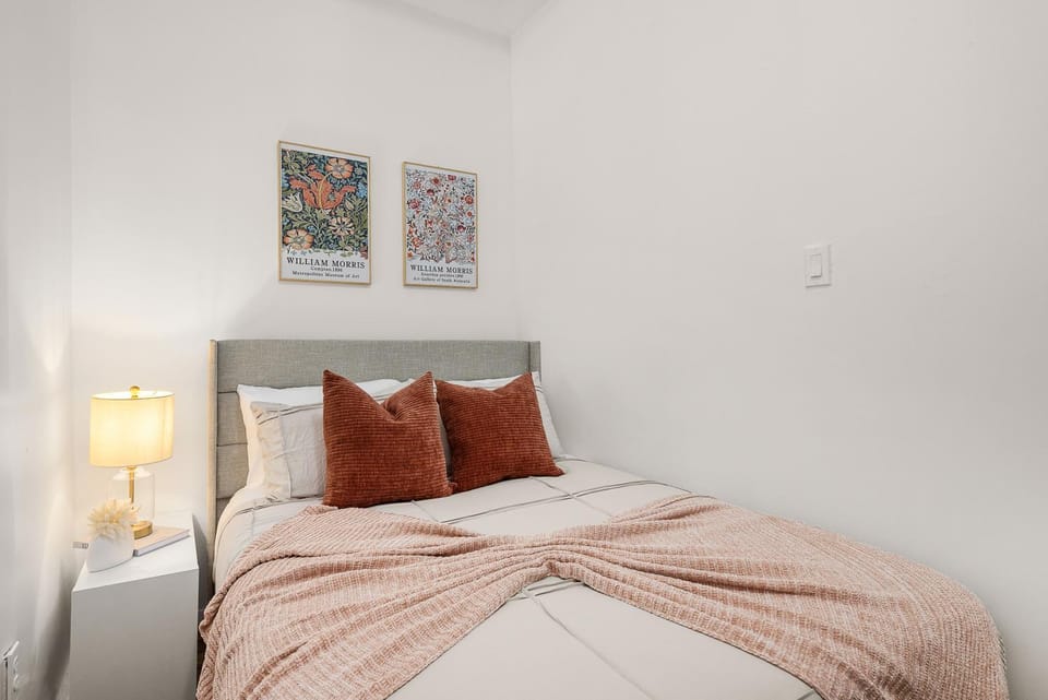 Photo of the whole room, Bedroom