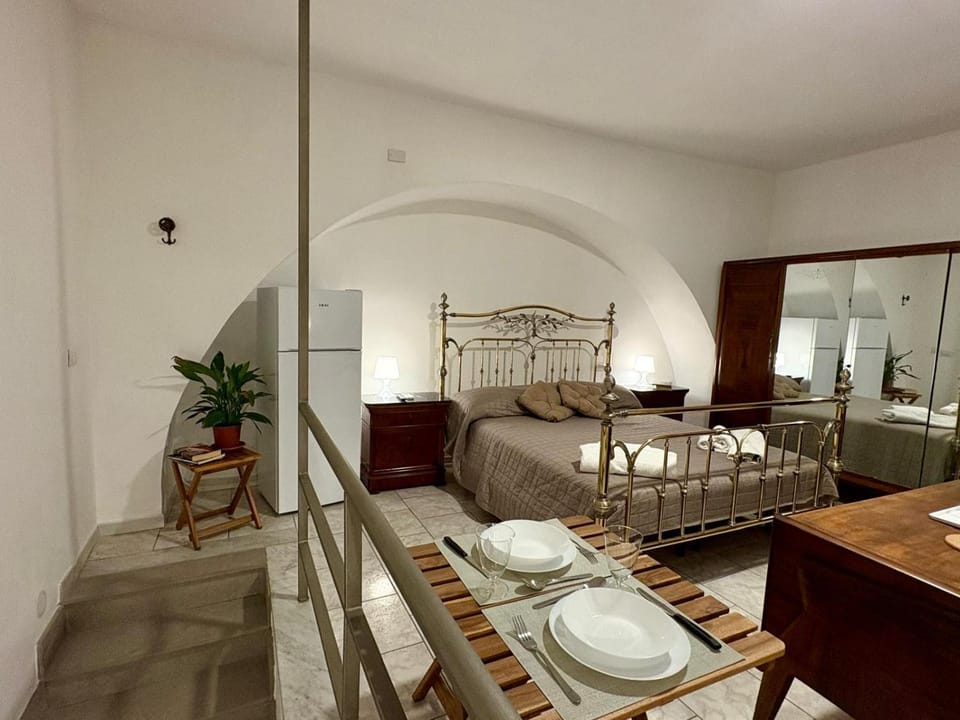 Bed, Photo of the whole room, Seating area, Bedroom, towels