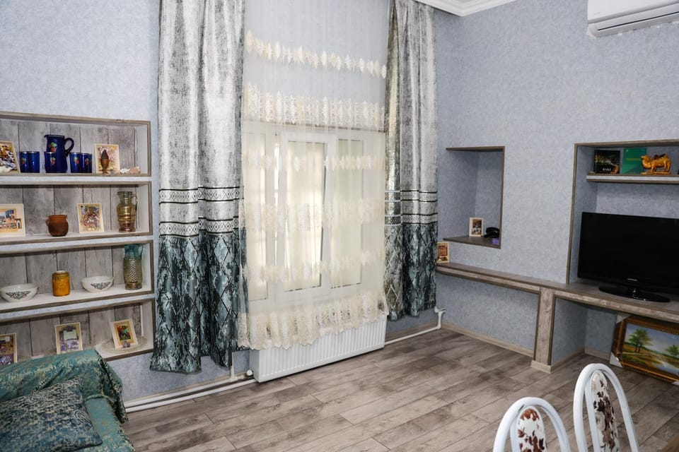 TV and multimedia, Living room, Seating area, air conditioner