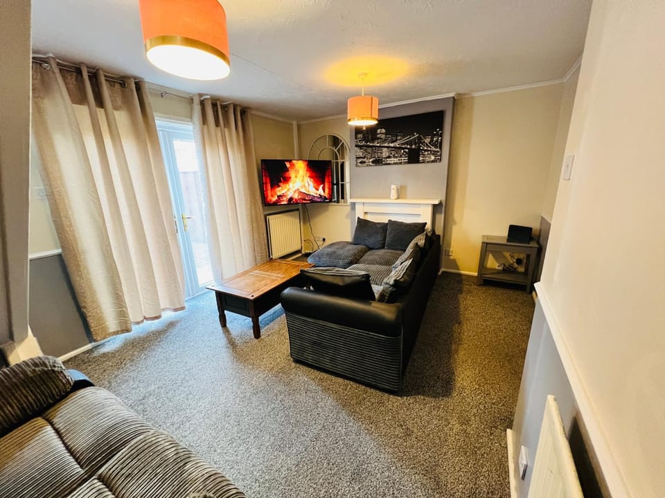 Comfortable Two Bedrooms House DL5 with Garden Parking and Free WiFi House in Newton Aycliffe