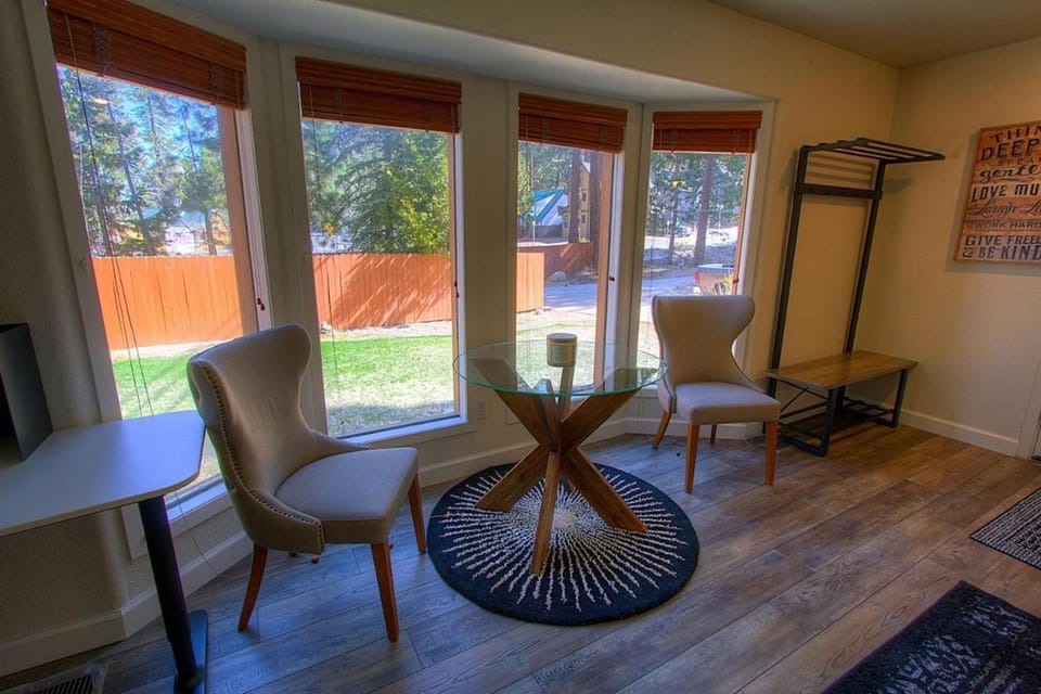 NVH0823 - Sadies Hustle home House in Lincoln Park