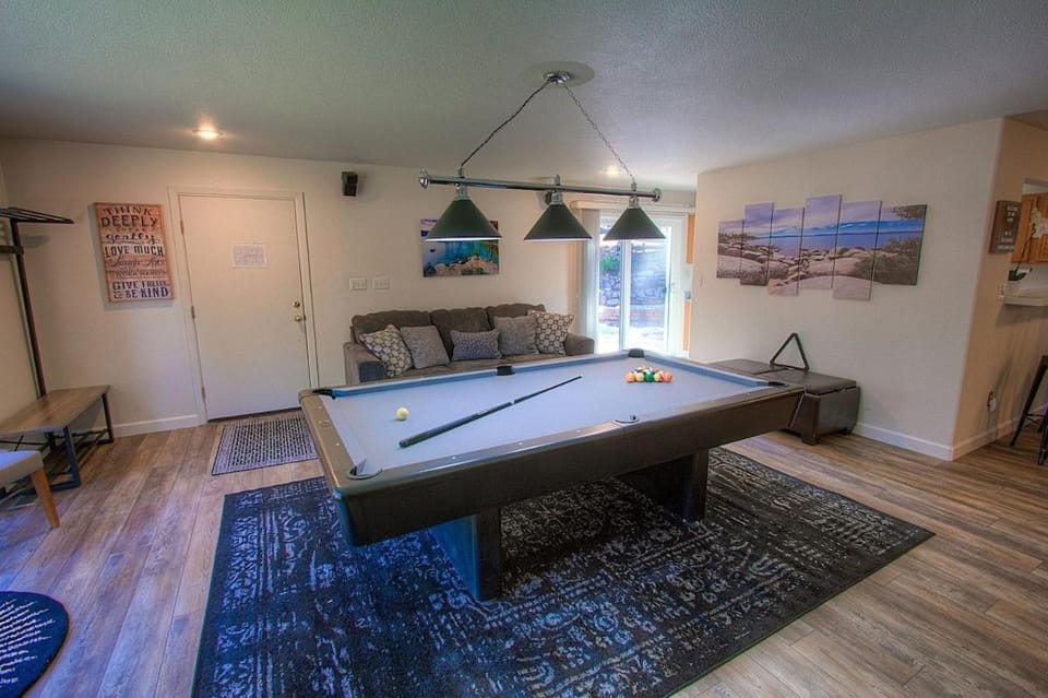 NVH0823 - Sadies Hustle home House in Lincoln Park