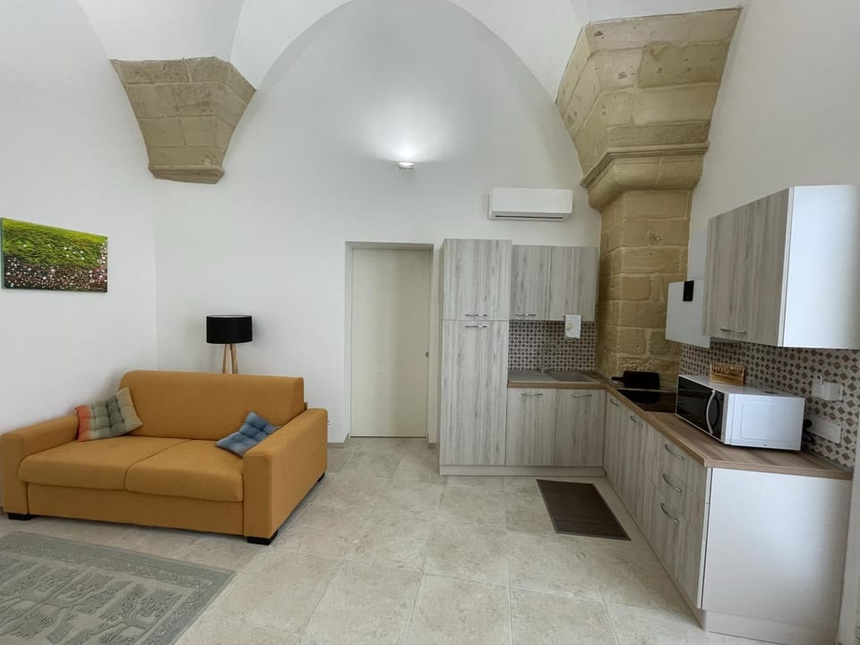 Kitchen or kitchenette, Seating area, oven, stove