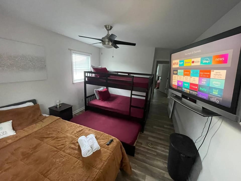 2 mins walk to Benz stadiumArcade game Sleeps 11 House in Atlanta