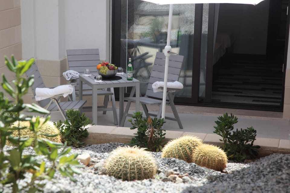 Dining area, Garden view