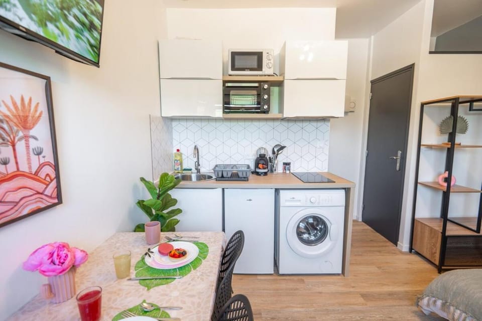 Kitchen or kitchenette, Food and drinks, Dining area, Food, oven, stove, toaster