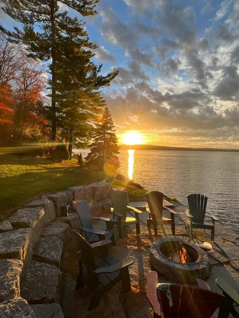 Luxurious Lakefront Cottage, Sleeps 12 House in New York